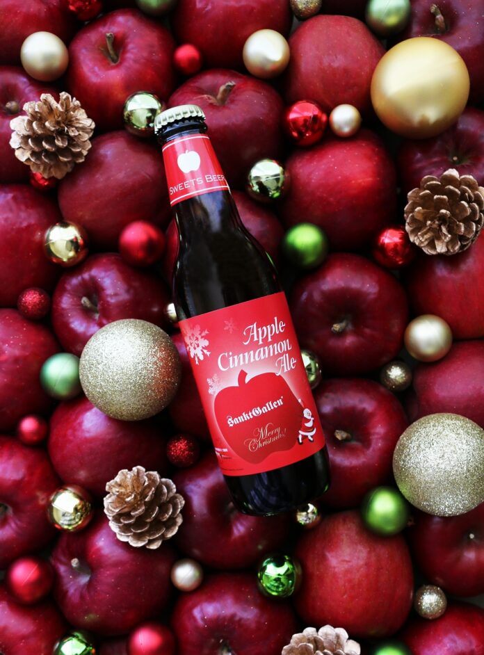 サンクトガーレン、飲むアップルパイビール「アップルシナモンエール」のクリスマス限定ラベルを11月12日より発売。“傷リンゴ”活用。ホットビールにしても楽しめる甘くスパイシーな味わいのメイン画像