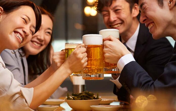 なぜ日本人は言いたがる？「とりあえずビール」の謎に迫る！― なんでも酒やカクヤス調べ のメイン画像