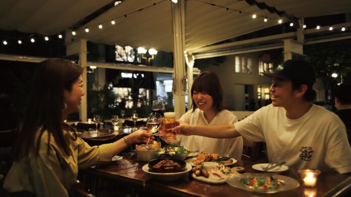ビストロ料理 ✕ オープンエアーが最高！ビアガーデン気分の飲み放題プランがスタート。神戸旧居留地「Bar & Bistro 64（ロクヨン）」のメイン画像