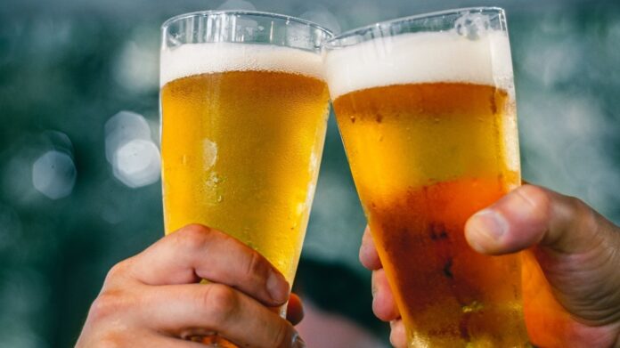 飲食店におけるお酒についての意識調査　ドリンク注文は3杯以内でビールは必ずのメイン画像