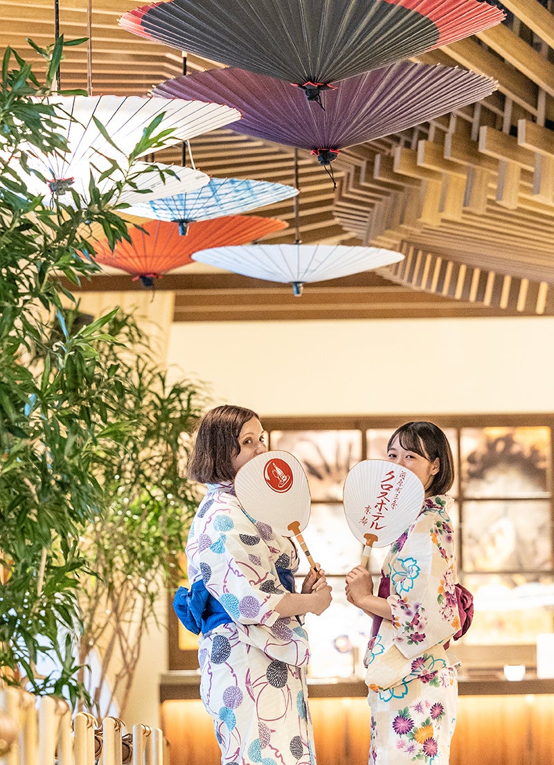 【クロスホテル京都】浴衣で楽しむ京のひととき「KIHARU de YUKATA ～浴衣で乾杯！」開催のサブ画像5_浴衣×京和傘スカイの“映える”写真が撮影できます