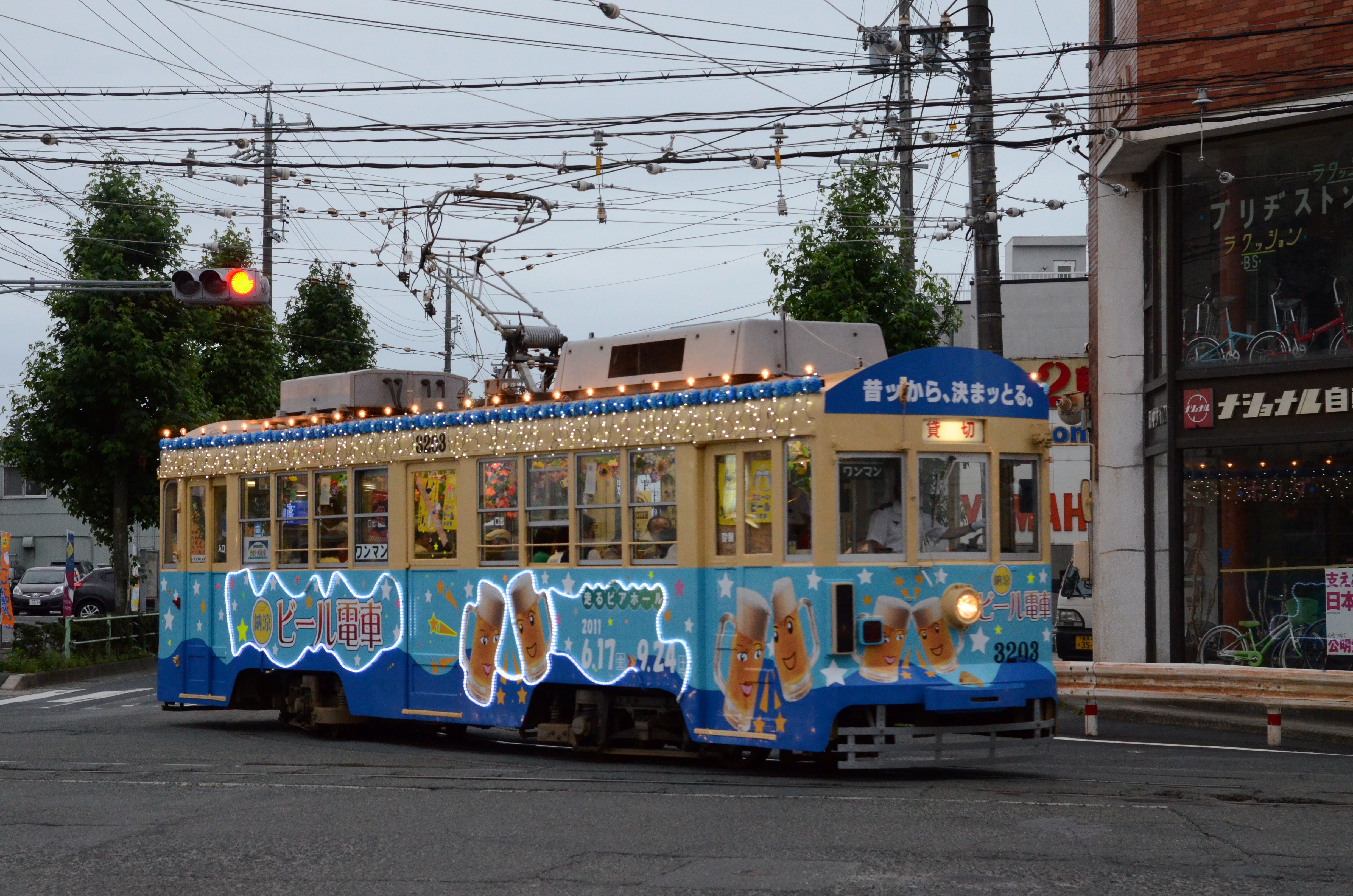 市電と渥美線の歴史をたどる企画展、豊橋市美術博物館で開催（７月１３日～）のサブ画像6_電車内でビールが飲める「納涼ビール電車」