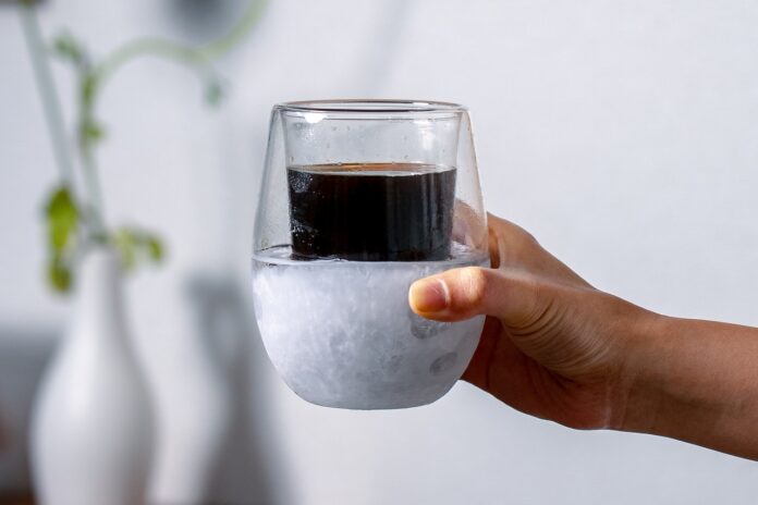 氷で薄めずアイスコーヒーを楽しむ冷却グラス「IceQuick Glass(アイスクイック グラス)」が好調！のメイン画像