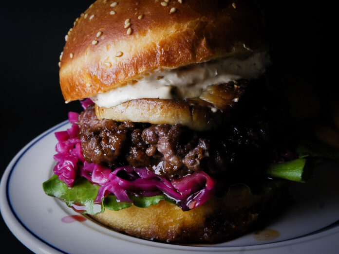 【有楽町・銀座】『夜のグルメバーガー』幸福と罪悪感が交わる『和牛とフォアグラの贅沢ブリオッシュバーガー』が8/14(木)よりオイスターバー＆ビストロ有楽町ワーフにて新登場！のメイン画像