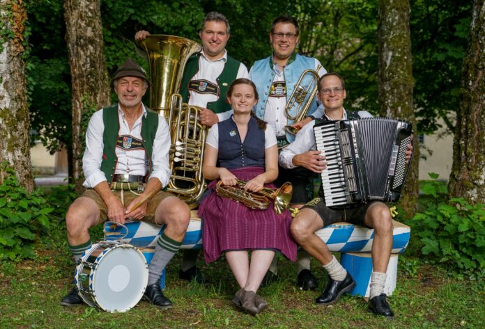 【野外民族博物館リトルワールド】本場ドイツの熱狂をリトルワールドで！ドイツ人音楽隊によるライブ演奏と限定グルメを楽しむ「オクトーバーフェスト」開催！2025年10月4日（土）～10月13日（月・祝）のメイン画像