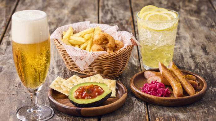 ～ 朝・昼・夜のライフスタイルに寄り添うサードプレイスへさらに進化 ～バーガーチェーンが夜を拓く。新習慣“フレバル”16時以降、お酒とおつまみセット650円～。さくっと一杯、夜限定メニューがスタート！のメイン画像