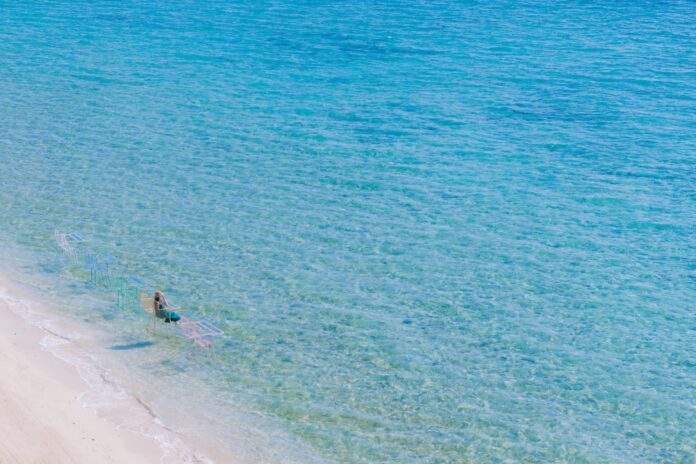 【リゾナーレ小浜島】360度碧い海に包まれる特等席で、至福の一杯を味わう「絶景海上ビアガーデン」開催のメイン画像