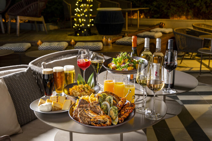 毎年大人気！キンプトン新宿東京のビアガーデン ​今年は食欲をそそるスパイス＆グリルとレディースプランも登場のメイン画像